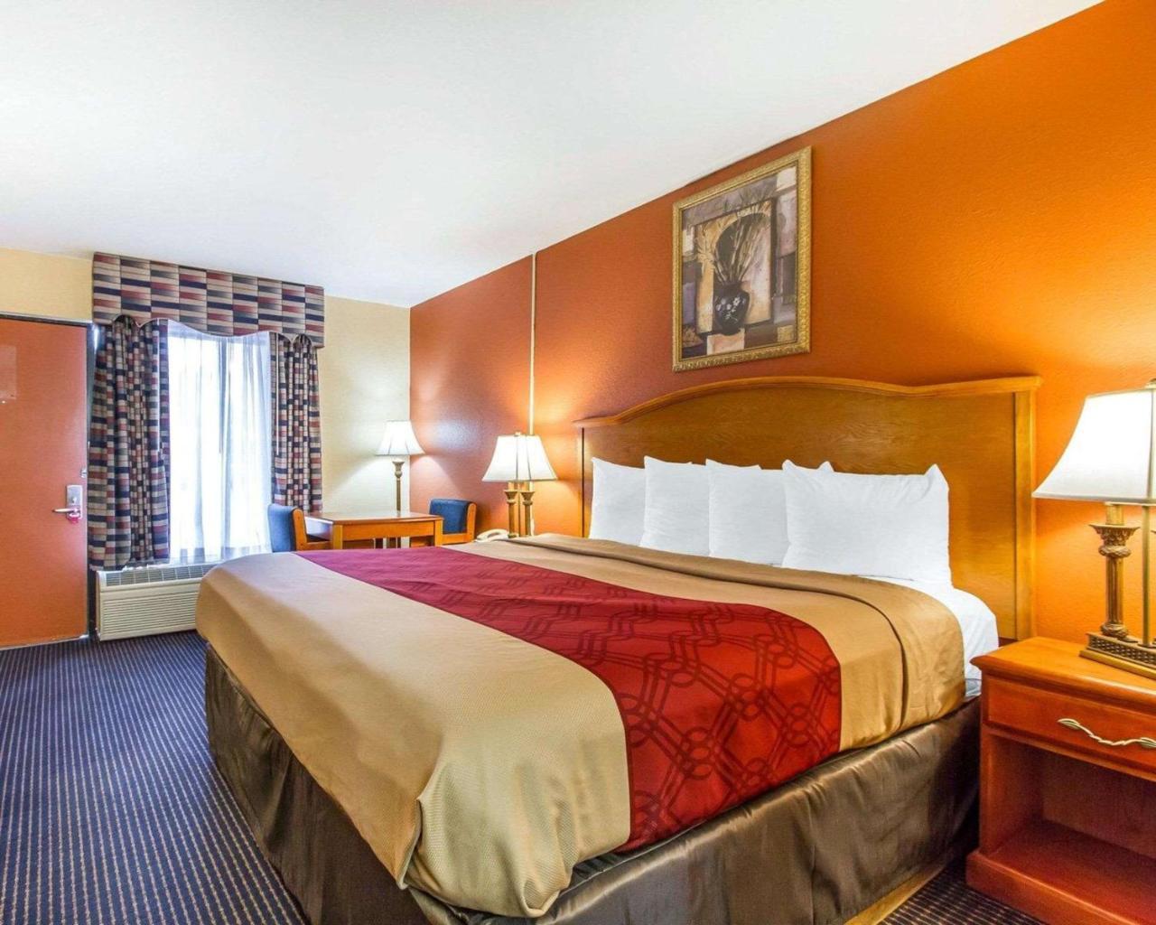 Econo Lodge Inn & Suites Evergreen Extérieur photo